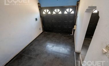 Casa en planta alta con locales comerciales