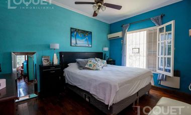 Casa en planta alta con locales comerciales