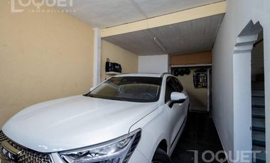 Casa en planta alta con locales comerciales