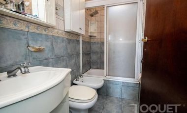 Casa en planta alta con locales comerciales