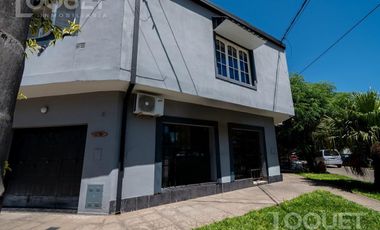 Casa en planta alta con locales comerciales