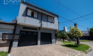 Casa en planta alta con locales comerciales