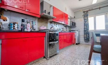 Casa en planta alta con locales comerciales