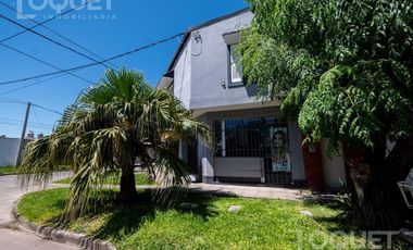 Casa en planta alta con locales comerciales
