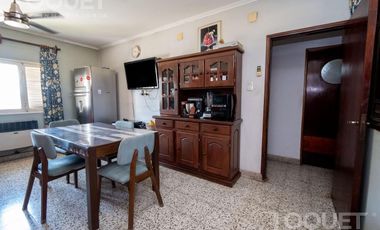 Casa en planta alta con locales comerciales