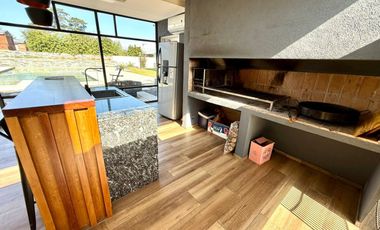 Departamento en alquiler temporario, tres dormitorios, cochera