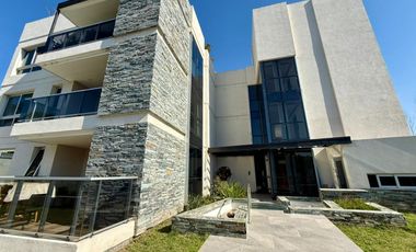 Departamento en alquiler temporario, tres dormitorios, cochera