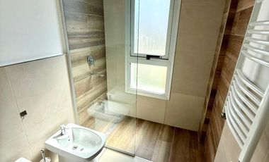 Departamento en alquiler temporario, tres dormitorios, cochera