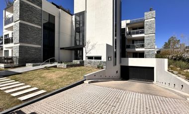 Departamento en alquiler temporario, tres dormitorios, cochera