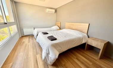 Departamento en alquiler temporario, tres dormitorios, cochera