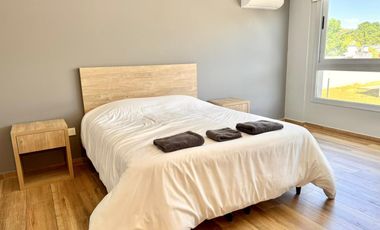 Departamento en alquiler temporario, tres dormitorios, cochera