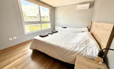 Departamento en alquiler temporario, tres dormitorios, cochera