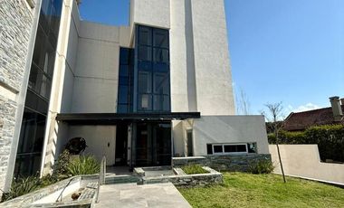 Departamento en alquiler temporario, tres dormitorios, cochera