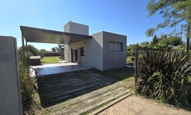 Casa con pileta y quincho en Las Tardes, Roldán.