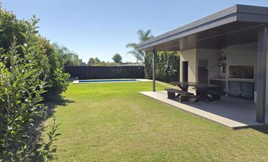 Casa con pileta y quincho en Las Tardes, Roldán.