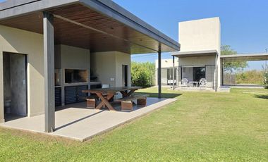 Casa con pileta y quincho en Las Tardes, Roldán.