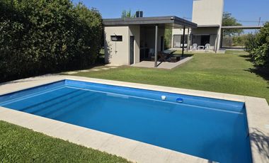 Casa con pileta y quincho en Las Tardes, Roldán.