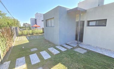 Casa con pileta y quincho en Las Tardes, Roldán.