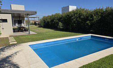 Casa con pileta y quincho en Las Tardes, Roldán.