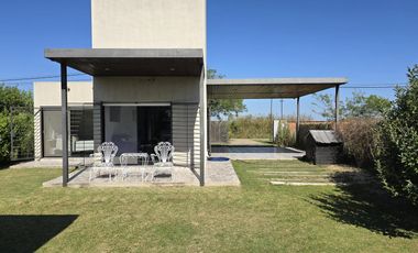 Casa con pileta y quincho en Las Tardes, Roldán.