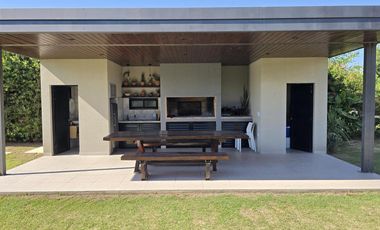 Casa con pileta y quincho en Las Tardes, Roldán.