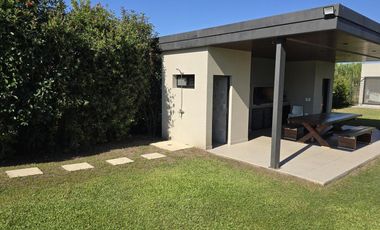 Casa con pileta y quincho en Las Tardes, Roldán.