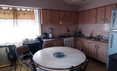CASA 4 AMB. EN PRIMER PISO Y 3 LOCALES Y ESPACIO DE TERRENO