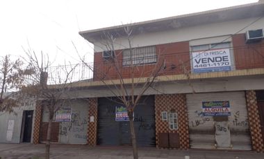 CASA 4 AMB. EN PRIMER PISO Y 3 LOCALES Y ESPACIO DE TERRENO