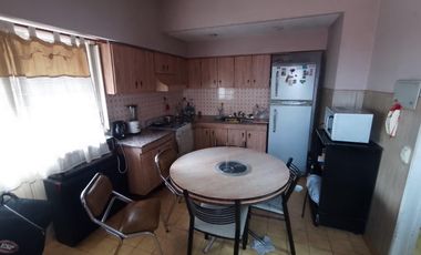 CASA 4 AMB. EN PRIMER PISO Y 3 LOCALES Y ESPACIO DE TERRENO
