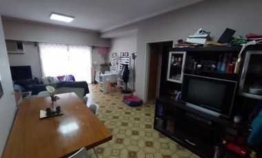 CASA 4 AMB. EN PRIMER PISO Y 3 LOCALES Y ESPACIO DE TERRENO