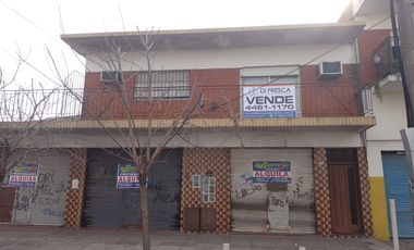 CASA 4 AMB. EN PRIMER PISO Y 3 LOCALES Y ESPACIO DE TERRENO