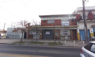 CASA 4 AMB. EN PRIMER PISO Y 3 LOCALES Y ESPACIO DE TERRENO