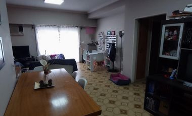 CASA 4 AMB. EN PRIMER PISO Y 3 LOCALES Y ESPACIO DE TERRENO