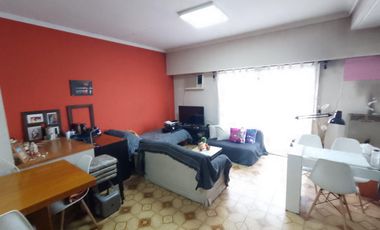 CASA 4 AMB. EN PRIMER PISO Y 3 LOCALES Y ESPACIO DE TERRENO
