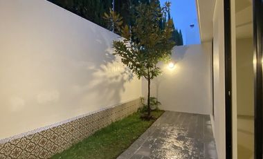 En renta casa coto Manzanos Capital Norte Zapopan 4 recámaras y roof garden.