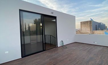 En renta casa coto Manzanos Capital Norte Zapopan 4 recámaras y roof garden.
