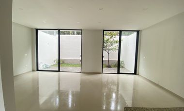 En renta casa coto Manzanos Capital Norte Zapopan 4 recámaras y roof garden.