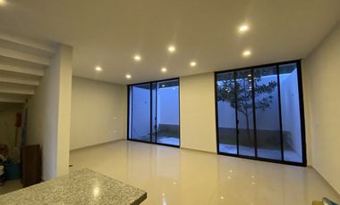En renta casa coto Manzanos Capital Norte Zapopan 4 recámaras y roof garden.