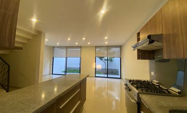 En renta casa coto Manzanos Capital Norte Zapopan 4 recámaras y roof garden.