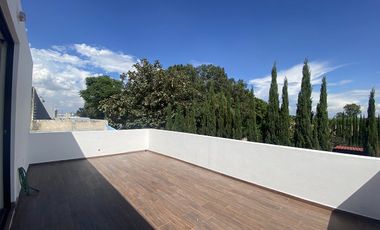 En renta casa coto Manzanos Capital Norte Zapopan 4 recámaras y roof garden.