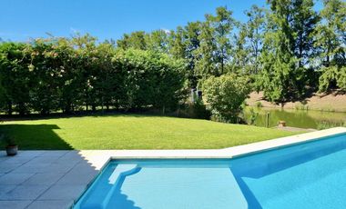 Casa al agua