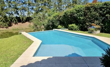 Casa al agua