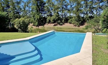 Casa al agua