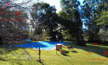 Casa, piscina y parque