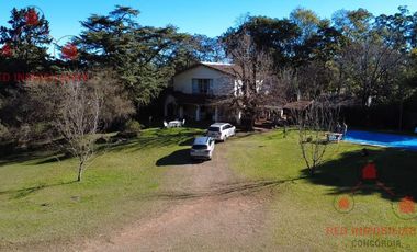 Casa, piscina y parque