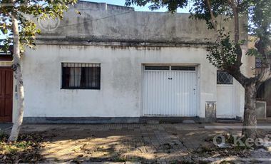 Casa en venta 3 ambientes con patio - Quilmes, Apta crédito