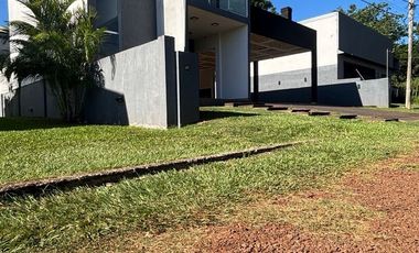 EXCLUSIVA CASA EN VENTA EN BARRIO PANAMBI DE 3 DORMITORIOS