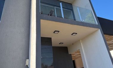 EXCLUSIVA CASA EN VENTA EN BARRIO PANAMBI DE 3 DORMITORIOS