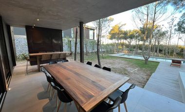 CASA  EN VENTA  6 DORMITORIOS COSTA ESMERALDA MARÍTIMO II