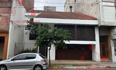 Casa en  excelente estado en pleno centro de la ciudad de Concordia.-